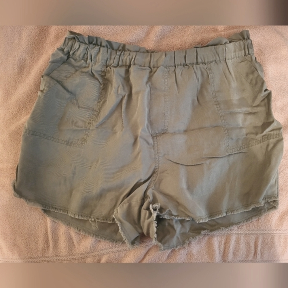 True Craft 100% Lyocell Olive Green Women's‎ Light Shorts W/Pockets (Size L)